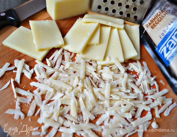 Моцареллу для пиццы нарежьте пластинами, пармезан натрите на крупной тёрке.