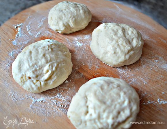 Готовое тесто разделите на 4 части.