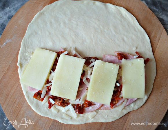 Следом присыпьте пармезаном и выложите поверх ломтики моцареллы.