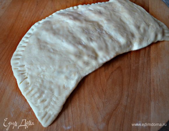 Затем согните тесто так, чтобы начинка была закрыта, края защипите. Можно закрепить края с помощью вилки, а можно и сформировать фигурный край, как у пирожков или вареников.