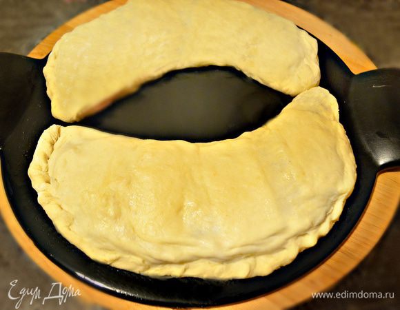 Положите кальцоне на смазанный маслом противень или в форму для пиццы (или как у меня, камень для пиццы).