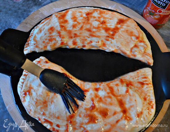 Сверху смажьте томатным соусом. 