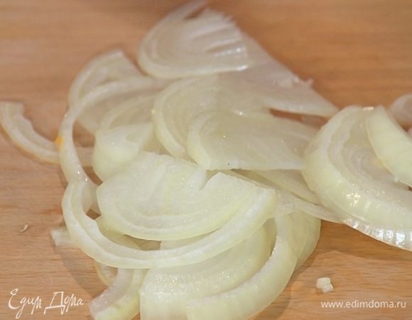 Лук почистить и нарезать тонкими полукольцами.