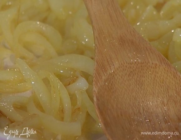 В отдельной сковороде разогреть оставшееся оливковое масло и обжарить лук.