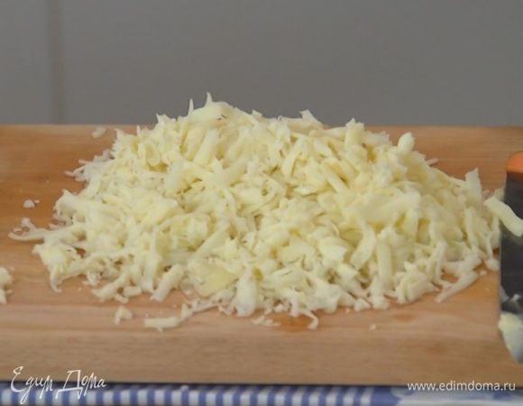 Сыр натереть на крупной терке.
