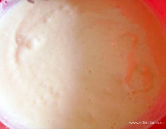 Яйца взбить с сахаром. Добавить майонез, перемешать.