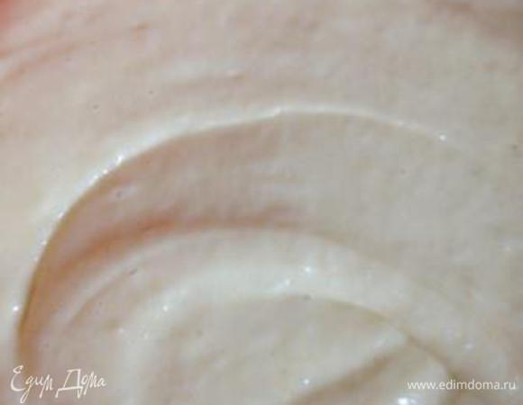 Добавить муку с разрыхлителем, перемешать.