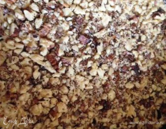 В форму, застеленную пергаментом, вылить треть теста и посыпать сверху молотыми орехами (не слишком мелко).
Выпекать в разогретой до 180-200 градусов духовке 15-20 мин. (у меня коржи выпекались по полчаса - ориентируйтесь по своей духовке). Выпекать до пробы на сухую палочку.