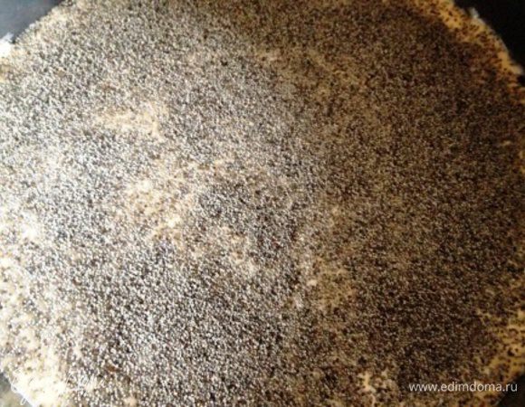 В последней трети теста можно размешать мак (тогда в разрезе мак будет распределен равномерно по всему коржу), а можно, как я, просто вылить тесто в форму и мак распределить сверху (в разрезе будет четкая полоска мака).