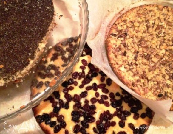 Готовые коржи смотрятся красиво сами по себе - любой из них годится для украшения торта.