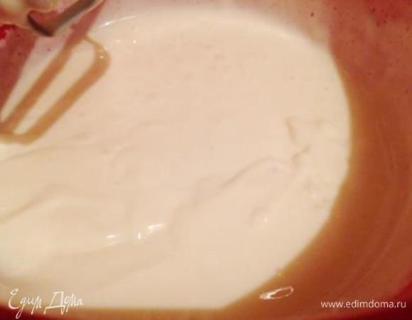 Для крема сметану взбить с сахаром. По рецепту нужна была 35% сметана, у меня была 20%. Если ваша сметана слишком жидкая - можете добавить закрепитель. Я не добавляла, но решила перестраховаться и пропитывала торт в разъемной форме.