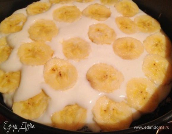 На дно формы выложить первый корж (у меня это был мак, но вы можете выбрать другой), распределить по нему часть крема (у меня треть, но, если вы хотите обмазать и бока торта - тогда четверть).
Сверху выложить нарезанный кружочками банан.