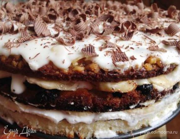 Далее 2й корж (у меня изюм), распределить 2ю часть крема и сверху выложить кружочки банана.
Затем 3й корж и на него остатки крема (или же оставьте немного для обмазки боков).
Поставить торт в холодильник на ночь для пропитки.
Утром снять кольцо формы и украсить торт по желанию (у меня порезанный овощечисткой шоколад).