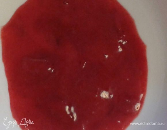 
Спагетти отварить в подсоленной воде 7-10 минут. Разморозить клубнику. Часть клубники протереть через сито.