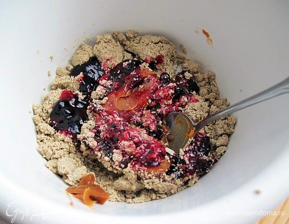 Халву смешать с вареной сгущенкой и джемом с кислым вкусом. Я брала черносмородиновый, но подошел бы и цитрусовый.