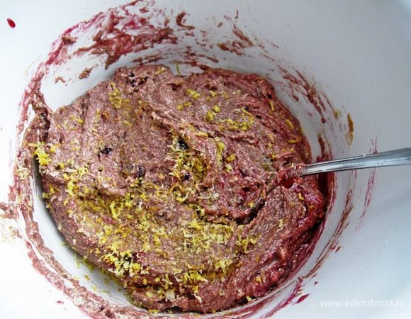 Добавить цедру и лимонную кислоту. Хорошо вымесить. Крем получается густой, эластичный, пастообразный.