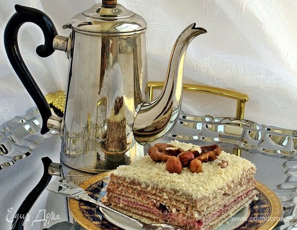 Украшаем орехами или вафельными трубочками. Приятного аппетита.
Торт хорошо режется и не размокает. Особенно вкусен он на следующий день после приготовления.