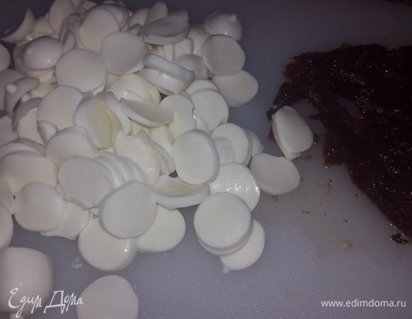 Моцареллу режем на пластики как и картофель.