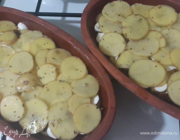 Покрываем вторым слоем картофеля и отправляем в холодную духовку, включив её на 190 С. Запекаем примерно 30 минут.