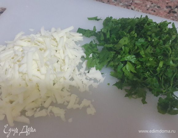 Сыр натираем на крупной терке, петрушку мелко рубим.