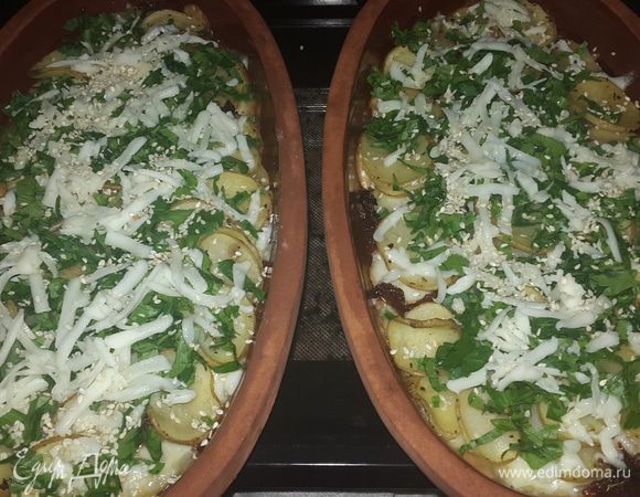 Достаем тарелки, посыпаем зеленью, сыром, кунжутом и снова отправляем в духовку запекаться до румяной корочки.

Buon appetito!:)