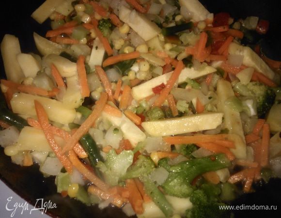 Смесь разморозилась. Я ее высыпаю в дуршлаг и промываю. Далее на раскаленной с маслом сковороде обжариваю. Добавляю немного воды, накрываю крышкой и тушу 15 минут, чтобы овощи стали мягкими.