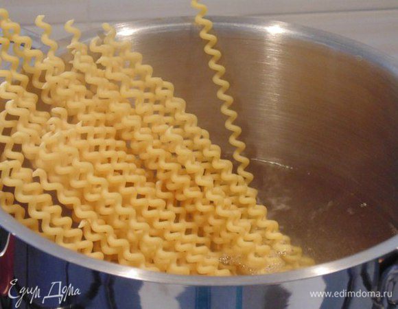 Пасту отварить в соленой воде, согласно инструкции на упаковке.