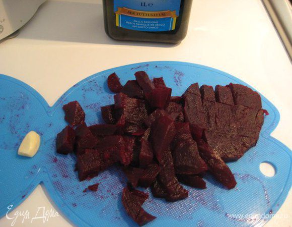 Среднюю отварную свеклу и чеснок порезать, пармезан натереть на мелкой терке.