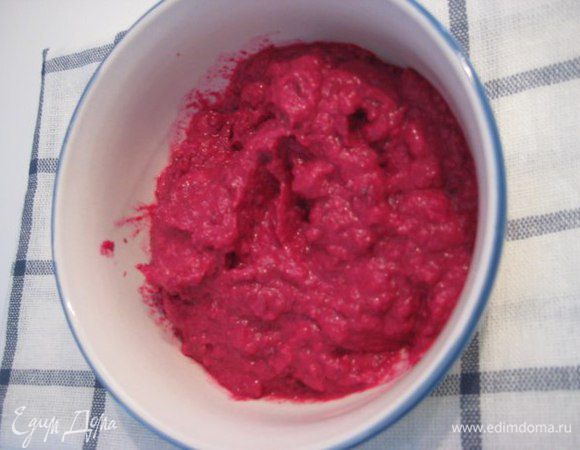 В кухонном комбайне измельчить свеклу, пармезан, чеснок, грецкие орехи. Влить сливки, оливковое масло и лимонный сок. Посолить по вкусу.
Если нет кухонного комбайна, то свеклу, чеснок и пармезан потереть на мелкой терке, орехи мелко порубить и смешать с остальными ингредиентами.