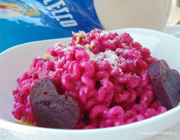 Пасту смешать со свекольным песто, подавать, посыпав пармезаном и грецкими орехами. 
Приятного аппетита! Хорошего настроения!