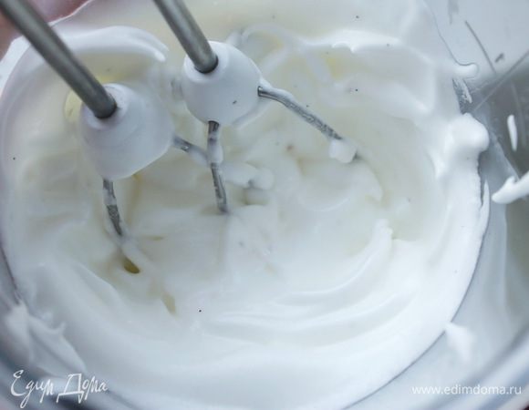 Взбить белки с сахаром до устойчивых пиков.
