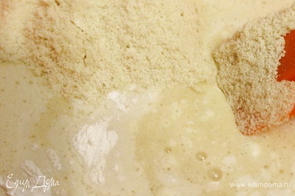 К яичной массе аккуратно добавить просеянную муку и взбитые белки. Вылить тесто в подготовленную форму диаметром 20 см и выпекать в разогретой до 180°C духовке 20 минут.