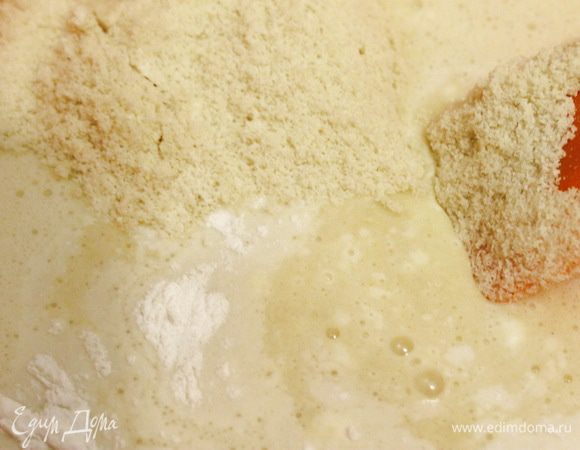 К яичной массе аккуратно добавить просеянную муку и взбитые белки. Вылить тесто в подготовленную форму диаметром 20 см и выпекать в разогретой до 180°C духовке 20 минут.
