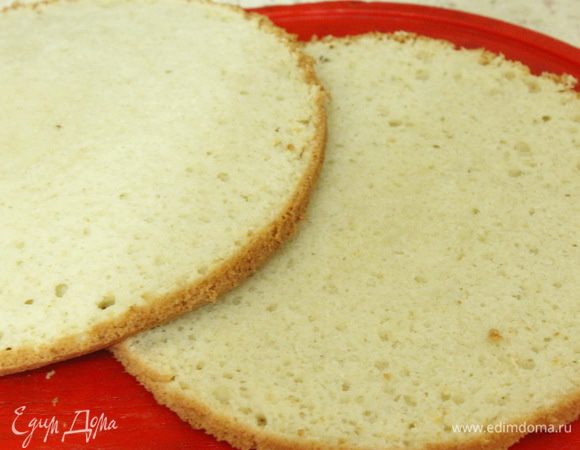 Готовому бисквиту дать остыть на решетке и разрезать на два коржа.