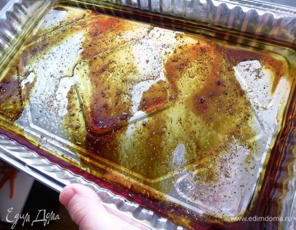 На противень (у меня одноразовая форма из фольги) наливаем оливковое и тыквенное масло, равномерно посыпаем солью и итальянскими травами.