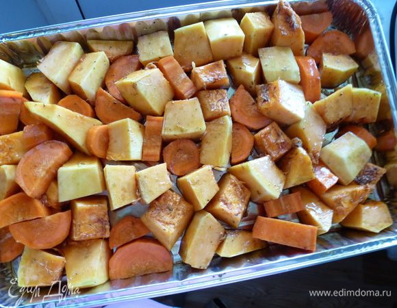 Выкладываем морковь и тыкву на противень и руками все перемешиваем, чтобы каждый кусочек покрылся маслом и травами.