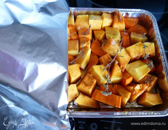 Сверху на овощи выкладываем веточки тимьяна, плотно закрываем форму фольгой и ставим в разогретую до 200 градусов духовку на 1 час. За 10-15 минут до окончания снимаем фольгу и даем овощам подрумяниться.