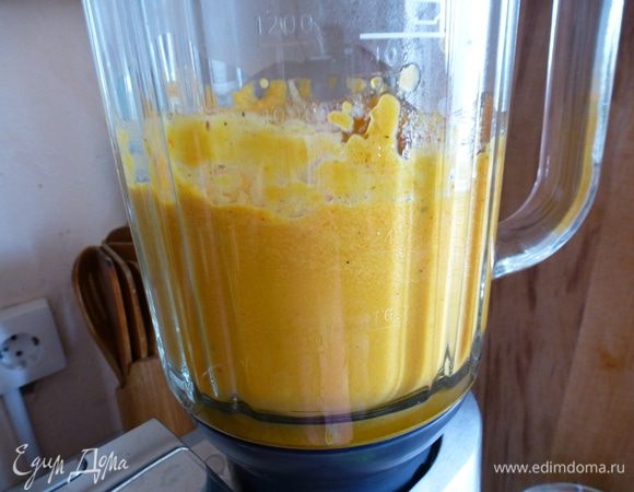 Готовые овощи измельчаем в блендере до состояния пюре.
