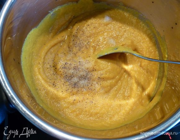 Выливаем пюре в кастрюлю, добавляем сливки, солим и перчим по вкусу. Ставим на огонь, прогреваем до первых пузырьков и снимаем с огня. Суп-пюре готов. Суп получается густым. По желанию можно добавить больше сливок.