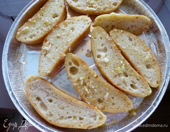 Кусочки чиабатты с обеих сторон обмакиваем в масло на противне и оставляем их на нем же. Ставим в разогретую до 200 градусов духовку на 10 -15 минут до появления легкого румянца. Если есть режим конвекции, включить его.