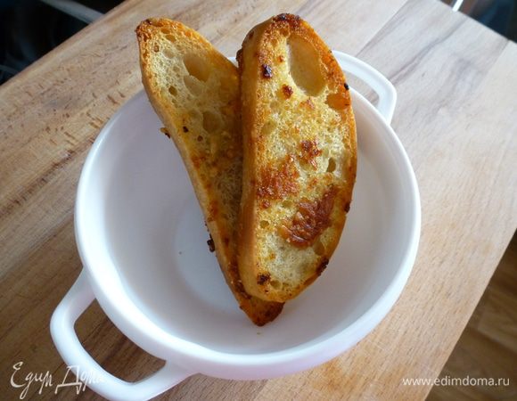 Сервируем. В супницу выкладываем 2 гренки. 