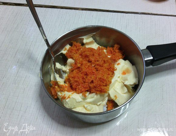 Масло должно быть комнатной температуры.
Смешать масло и цедру.