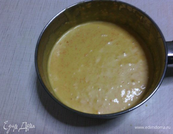 Поставить на плиту на самую маленькую конфорку и самый маленький огонь. Масло и цедра должны потомиться минут 10-15 - не доводить до кипения!
Снять с огня, остудить минут 30.
Затем немного пюрировать погружным блендером.
Оставить еще остывать, затем разложить по ёмкостям.