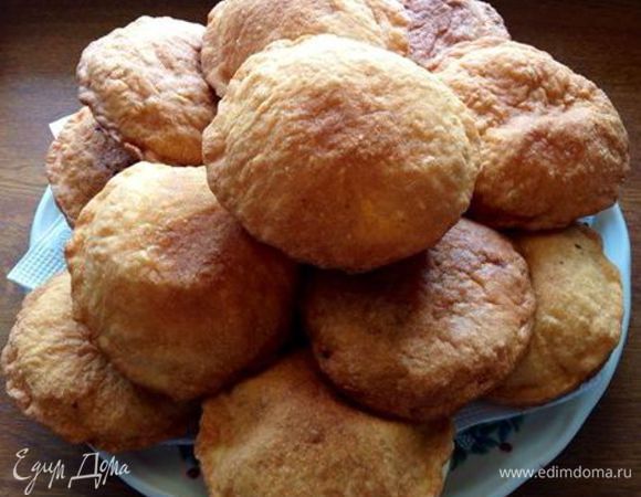 В высокую сковородку до половины налила масло и жарила без крышки в кипящем масле, переворачивая с двух сторон. Огонь под сковородой отрегулировала так, чтобы был не сильно большой и не сильно маленький, средний огонь, иначе беляши могли быстро зарумяниться, но фарш внутри мог не приготовиться, а так, на среднем огне, у фарша было время приготовиться.
Вот такие красивые и мягкие получились колобки :-)
Приятного аппетита :-)