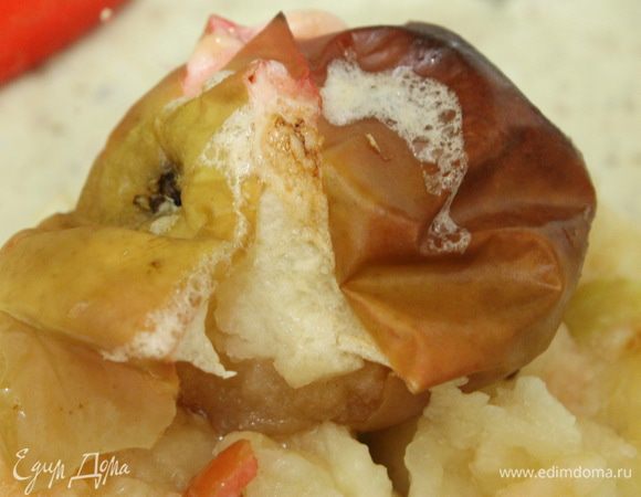 Яблочный мусс: яблоки запечь в духовке до мягкости, охладить, очистить от кожуры и сердцевины. К 250 г яблочного пюре добавить сахар, лимонный сок, подготовленный желатин. Взбить массу блендером до однородной пюреобразной консистенции.