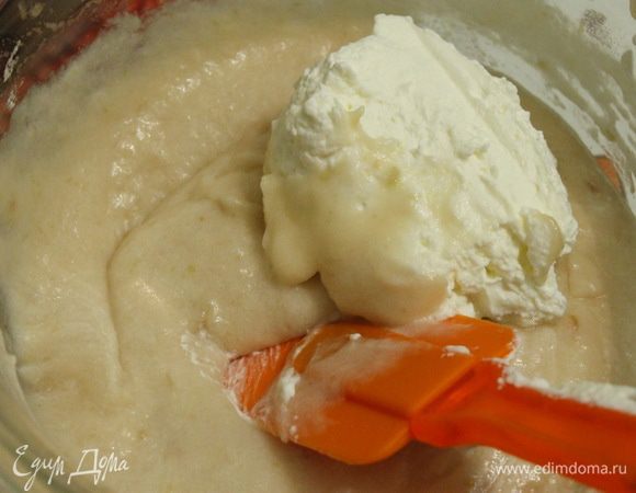 Взбить сливки до мягких пик и аккуратно ввести в яблочное пюре.