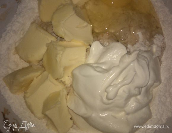 Муку нужно дважды просеять, добавить к ней сметану, мягкое сливочное масло, яйцо. Замесить мягкое тесто, постепенно всыпать мускатный молотый орех.