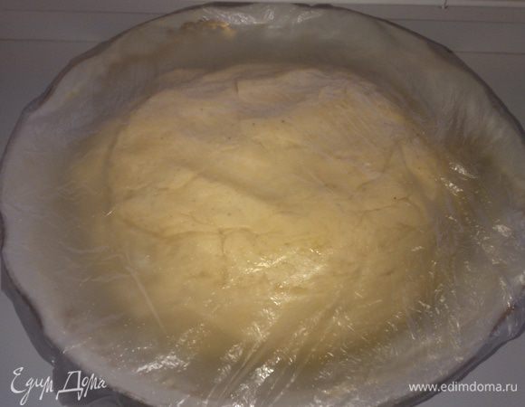 Можно далее замешивать на рабочем столе, главное не забить тесто мукой! Стол смажьте растительным маслом. Накройте мягкое тесто пленкой и укутайте полотенцем. Отправте его отдыхать на час в тепло.