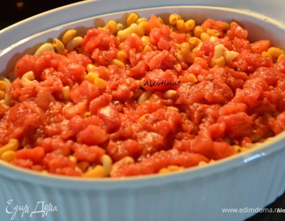 Переложить макароны и кусочки курицы в блюдо для запекания, перемешать. Добавить сверху консервированные томаты в соку, порезанные кубиками.