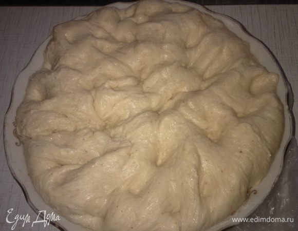 Через час подошедшее тесто нужно хорошо обмять и оставить еще на 40 минут.